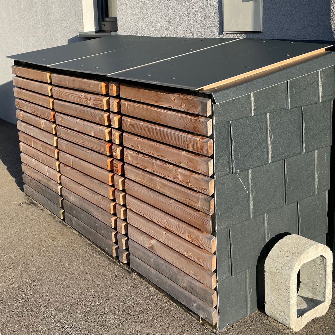 Stilvolle GARTEN-QUEEN Aluminium Mülltonnenbox in einem Hausgarten