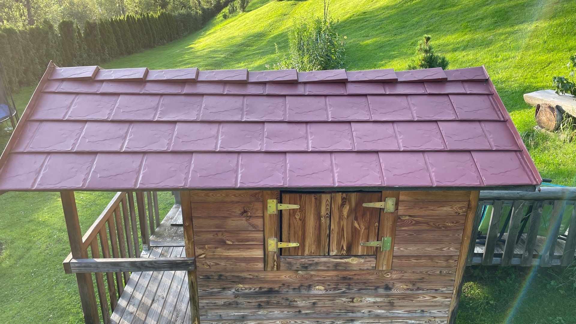 Ein rotes Dach - Spielhaus im Garten